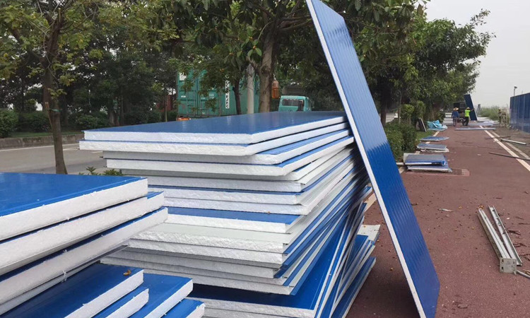 復(fù)合彩鋼圍擋施工現(xiàn)場(chǎng)